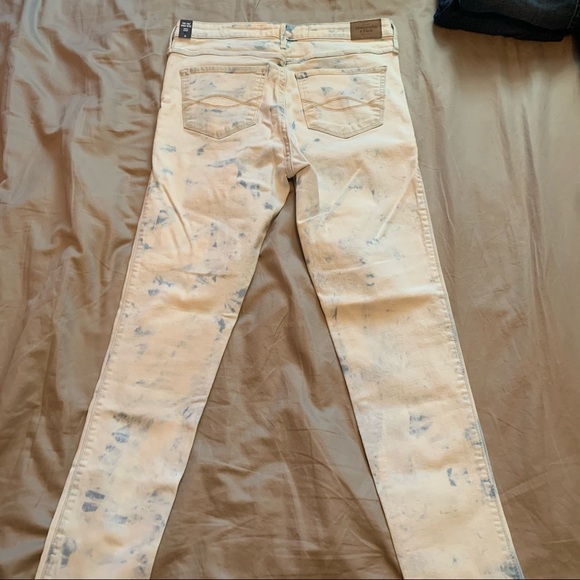 A&F Acid Washed High Rise Jeans - Picture 3 of 7